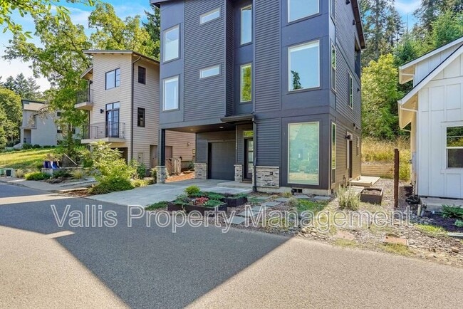 Building Photo - 1884 Cousteau Loop SE