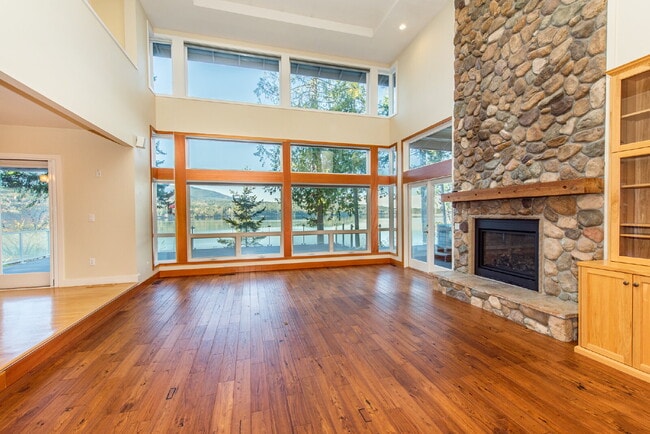 Building Photo - Beautiful Custom Home Overlooking Sequim Bay