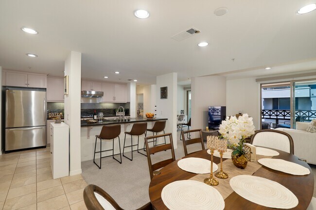 Building Photo - 931 E Walnut St