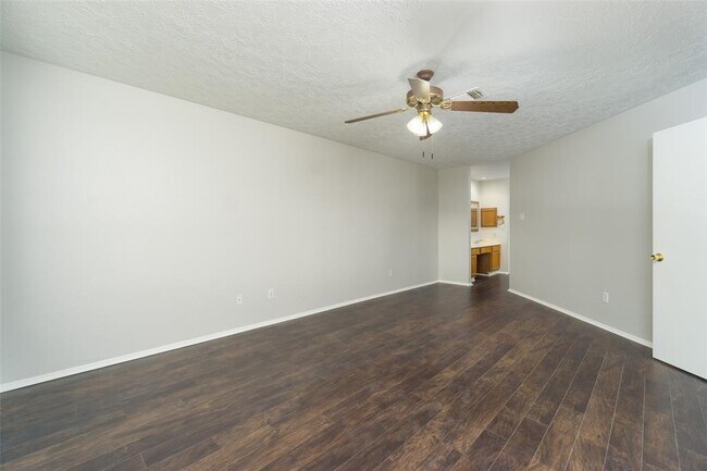 Building Photo - 2902 Laurelridge Dr