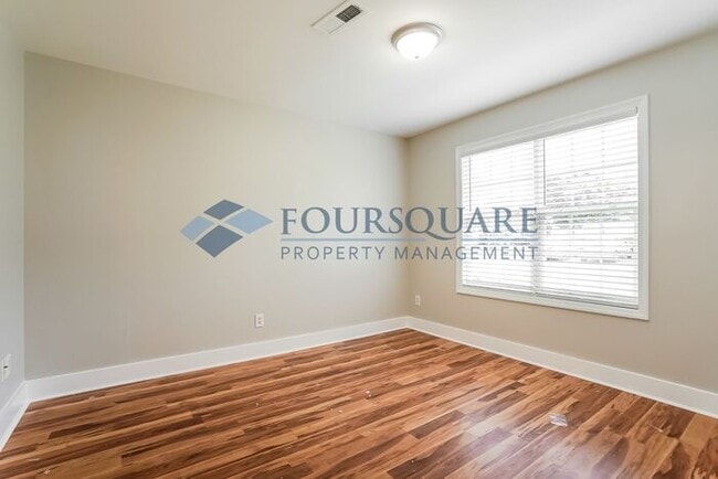 Building Photo - Townhome | Master Bedroom Walk-in Closet |...