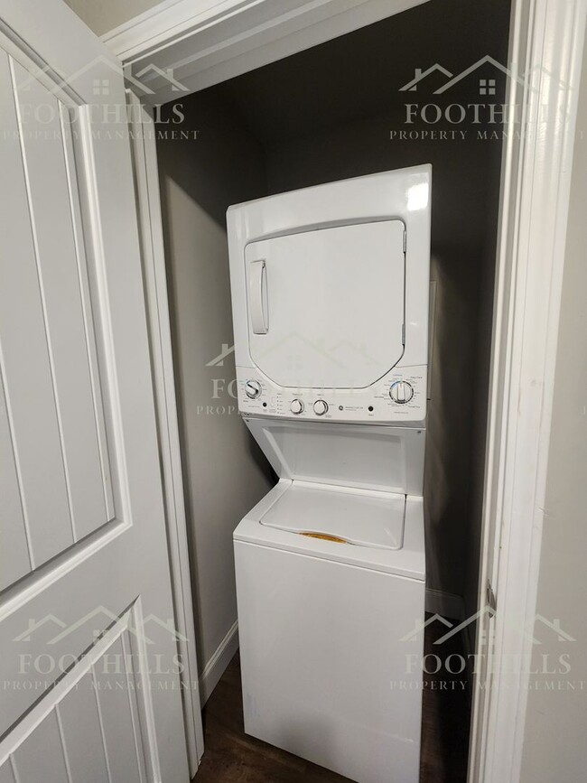 Building Photo - 104 David St