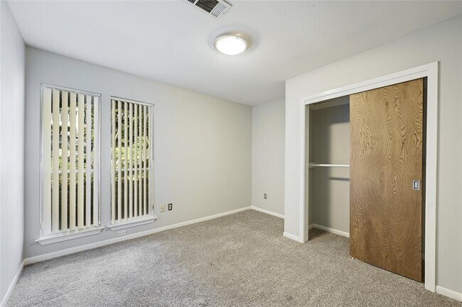 Building Photo - 6305 Shadow Valley Dr