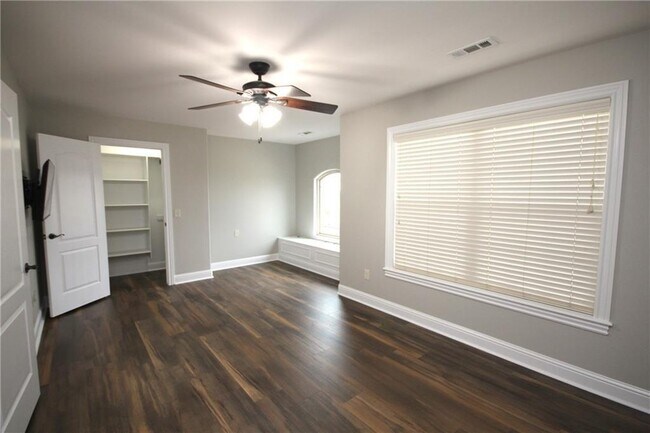 Building Photo - 610 Lyndal Ln