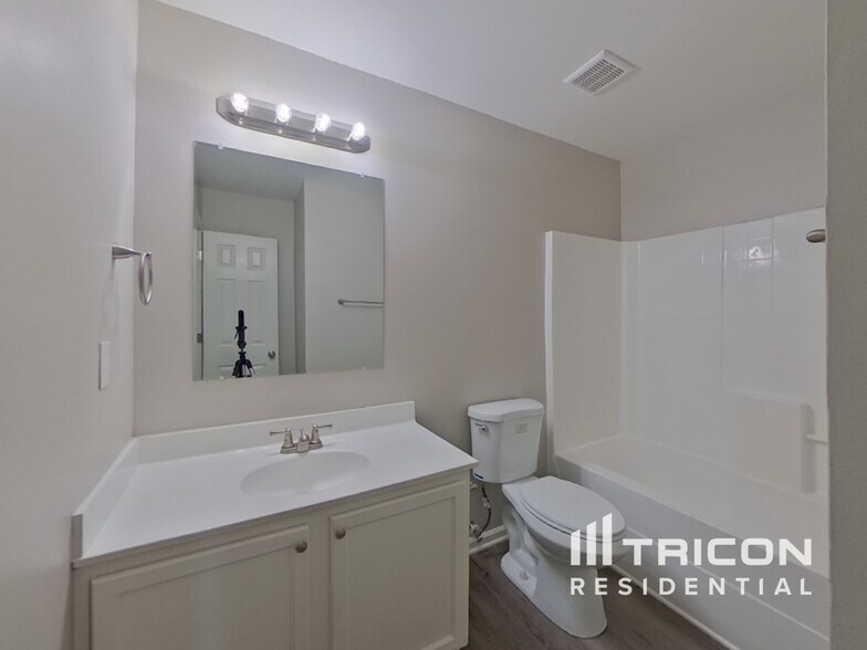 Building Photo - 4920 Hopewood Ln