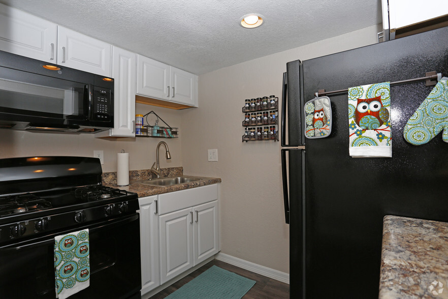 1BR, 1BA - 550 SF - Kitchen - Sunpointe Place