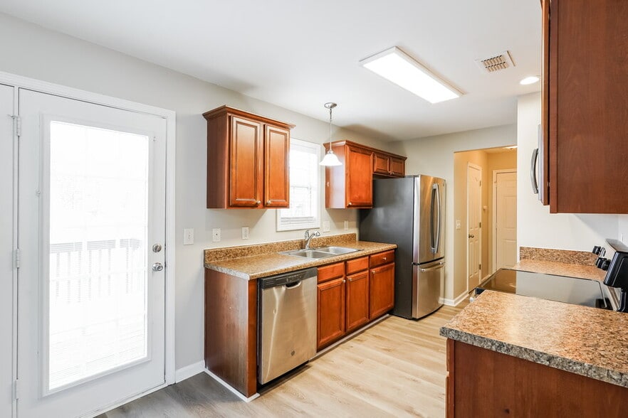 Building Photo - 1476 Priestshore Bay