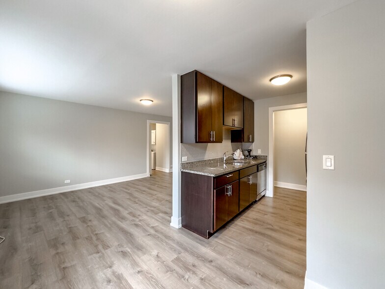 Building Photo - 535 W Surf St