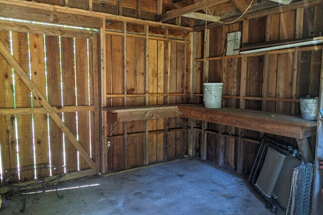 Building Photo - Spacious Custom Home, Most Utilities Included!