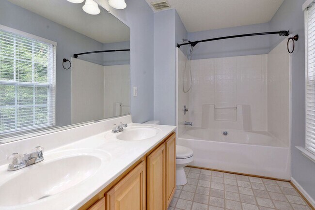 Building Photo - Spacious Duplex in Willow Lakes