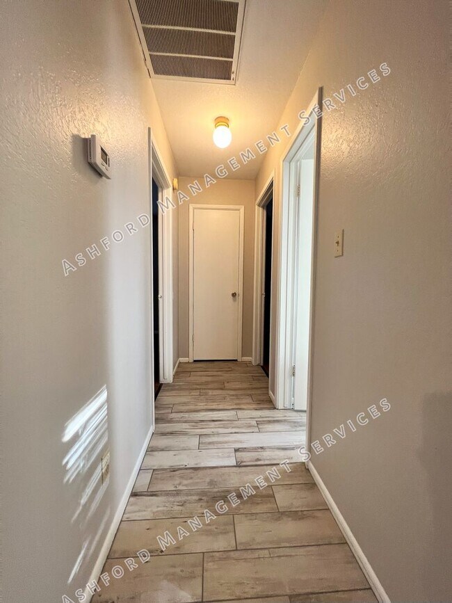 Building Photo - 3 BEDROOM 2 BATH IN HEART OF CHANDLER WITH...