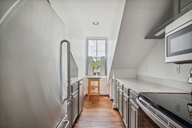 Building Photo - Available Now! Georgetown! Professionally Managed High End 1 Bed/ 1 Bath Condo