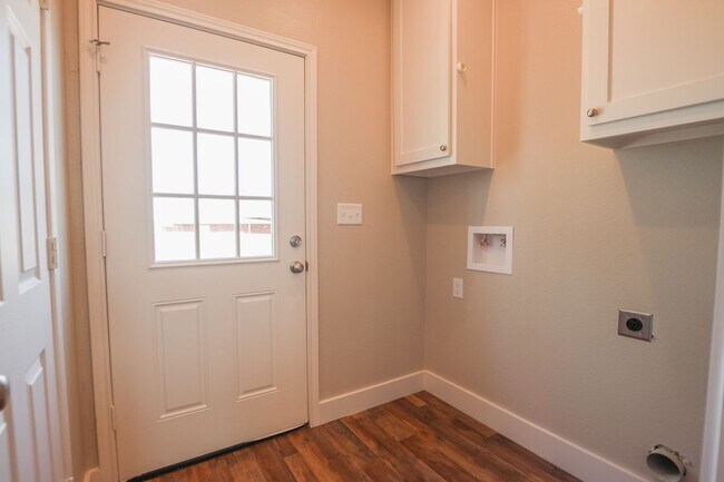Building Photo - Available Now! New Construction 3 Bed 2 Ba...