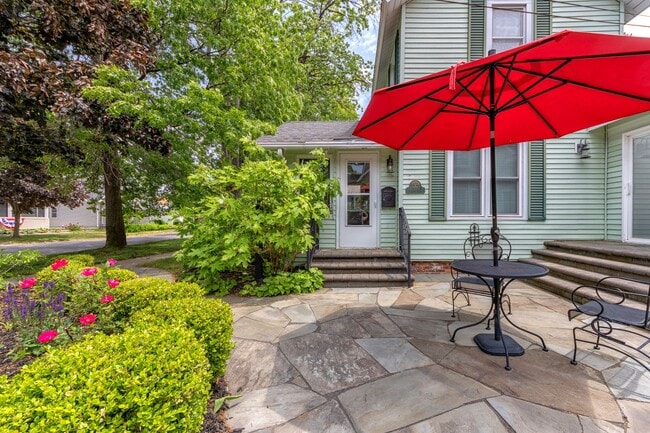 Building Photo - Charming Fully Furnished Three Bed, Two Ba...