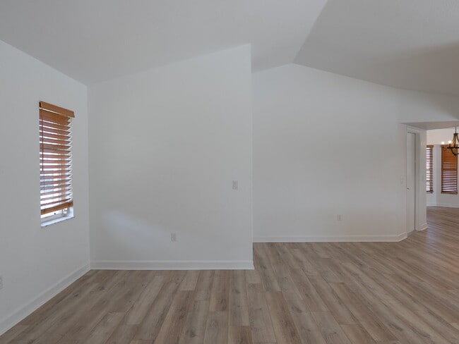 Building Photo - "Spacious 3-Bedroom Pool Home with 2 Baths & 2,075 Sq. Ft. of Comfort in Venice, FL!"