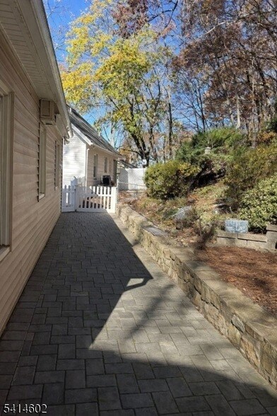 Building Photo - 83 Chestnut Hill Dr W