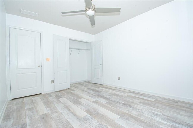 Building Photo - 162 Townview Dr