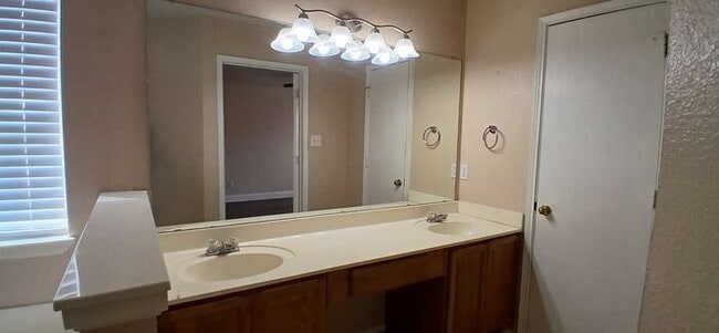 Building Photo - Summerfields Beauty: Oversized Kitchen + Flex 4th Bedroom