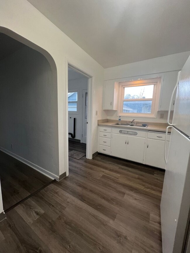 Building Photo - Charming three bedroom/one bath Medford Home | Available Now!