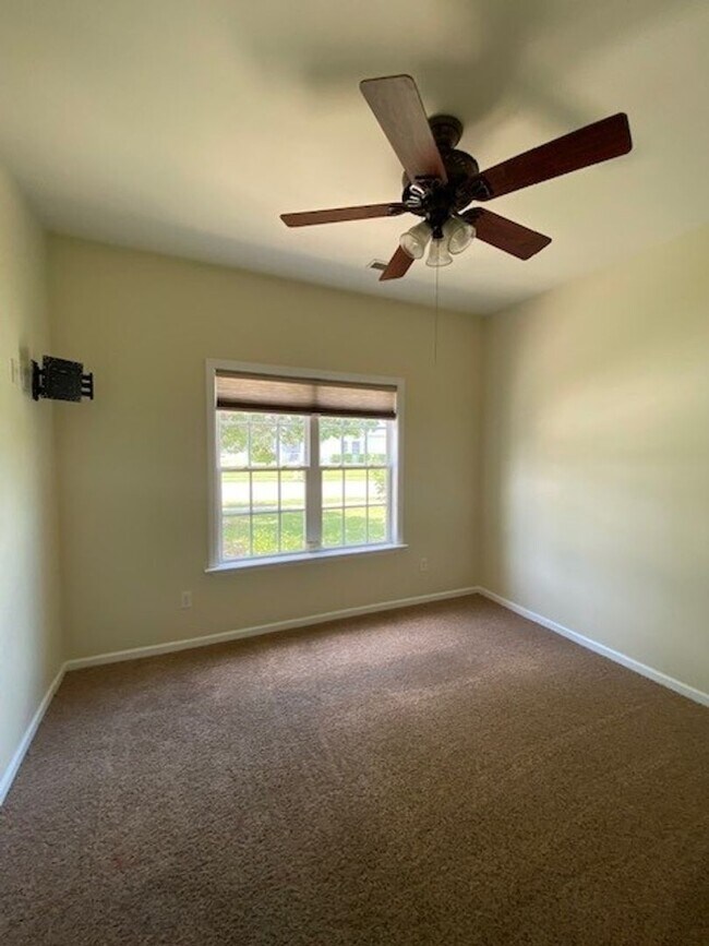 Building Photo - Welcome to this stunning 3-bedroom, 2-bath...