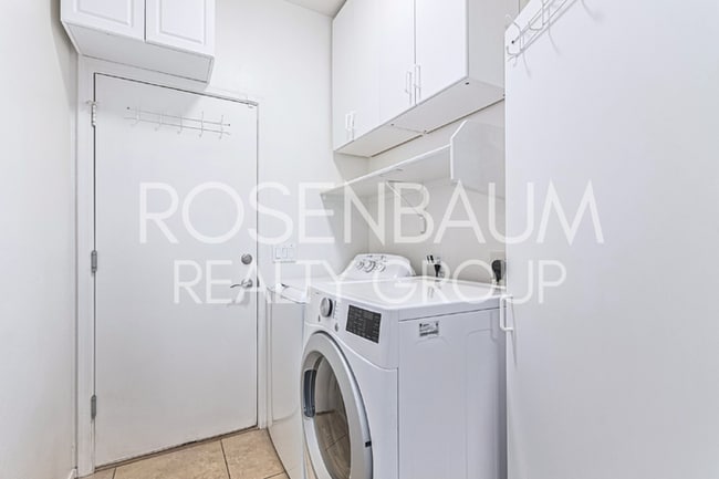 Building Photo - Gorgeous 3-bedrooms, 2-baths home in the d...