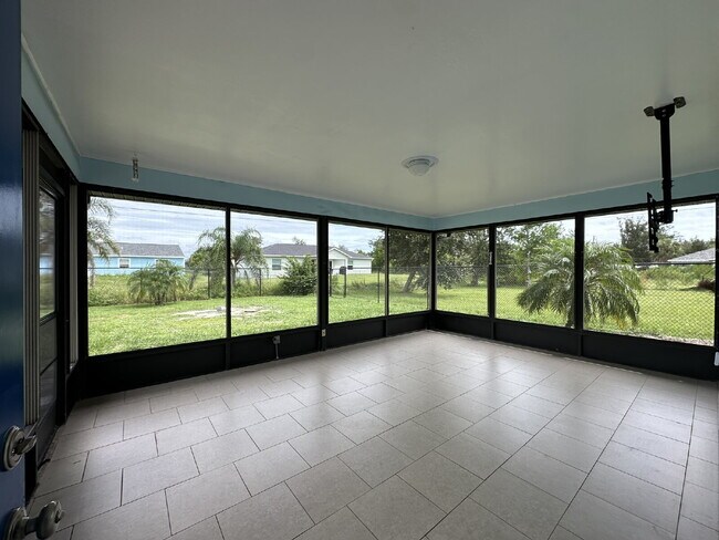Building Photo - "Charming 3-Bedroom Home in Englewood!"