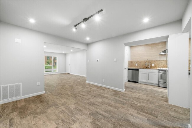 Building Photo - 6014 E University Blvd