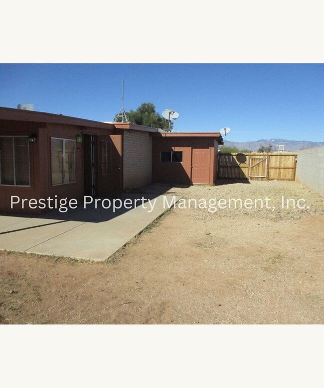 Building Photo - Check Out This 3/2 South-East Side Charmer!