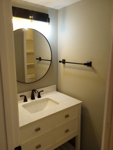 Building Photo - 905 12th St