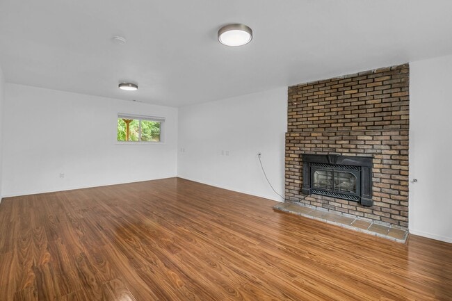 Building Photo - Three bedroom plus bonus room, and 2.5 bat...