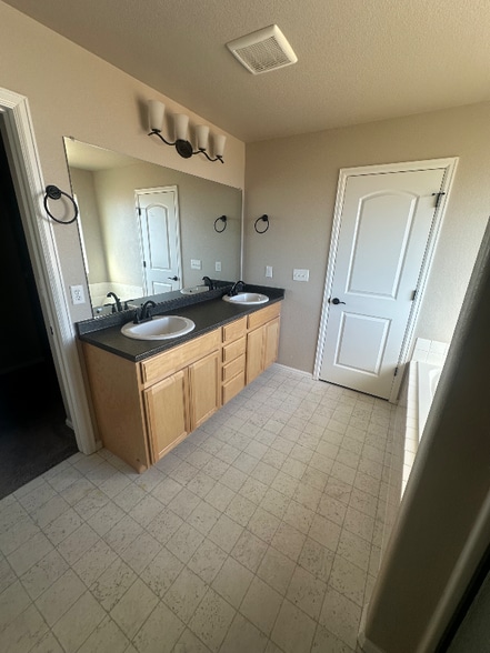 Building Photo - 2142 Falling Leaf Dr