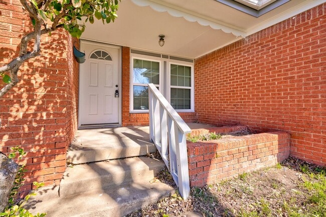 Building Photo - Stunning 3-Bedroom Property / With Shelter