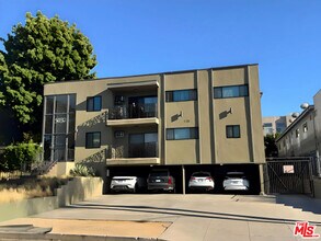 Building Photo - 5032 W Maplewood Ave
