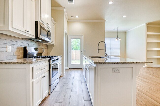 Building Photo - 3100 Pebble Pond Dr