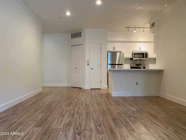 Primary Photo - 1701 E Colter St