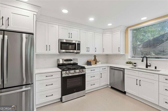Building Photo - 805 Holmes St NW