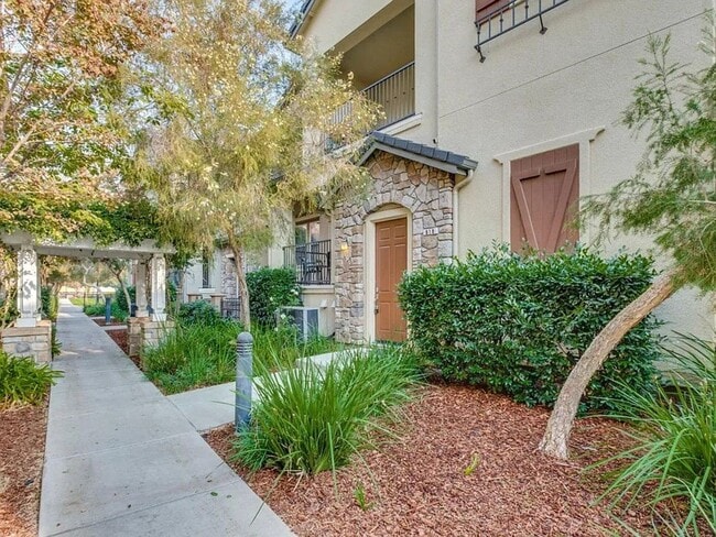 Building Photo - SAN JOSE-beautiful  townhome with tandem two car garage, newer construction