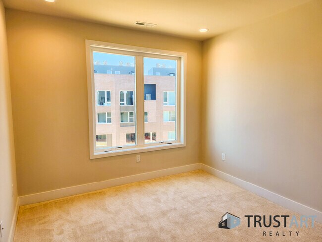 Building Photo - 3 bed/2bath condo house in Fishtown