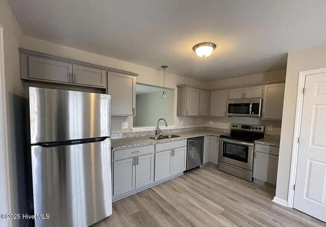 Building Photo - 312 S Pointe Dr
