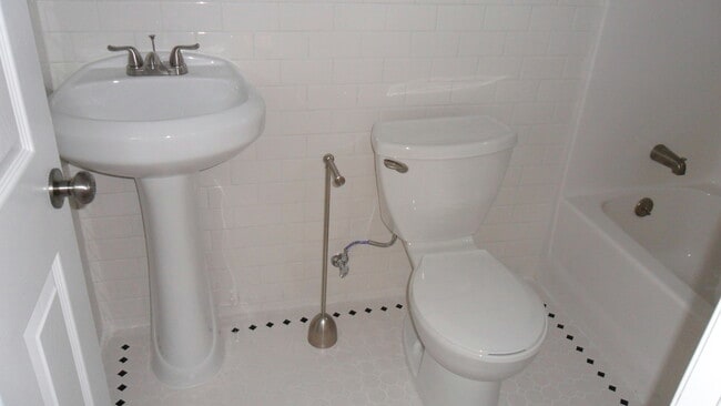 Building Photo - 909 N Poinsettia Pl