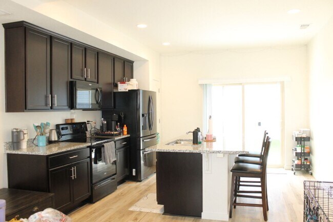 Building Photo - 4 br, 2.5 bath House - 6121 Ashmore Ln