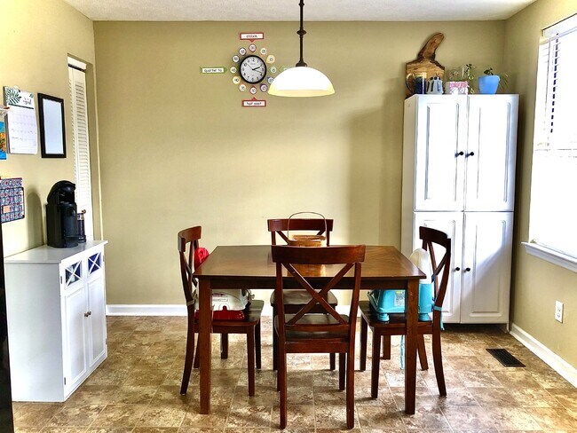 Building Photo - COMING SOON... Split-Level 3Bed/2Bath in H...