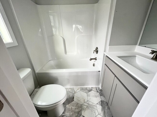 Building Photo - Move-In Special: Save $500 on Your First Month’s Rent- 2 Bedroom Townhome in Smithfield!