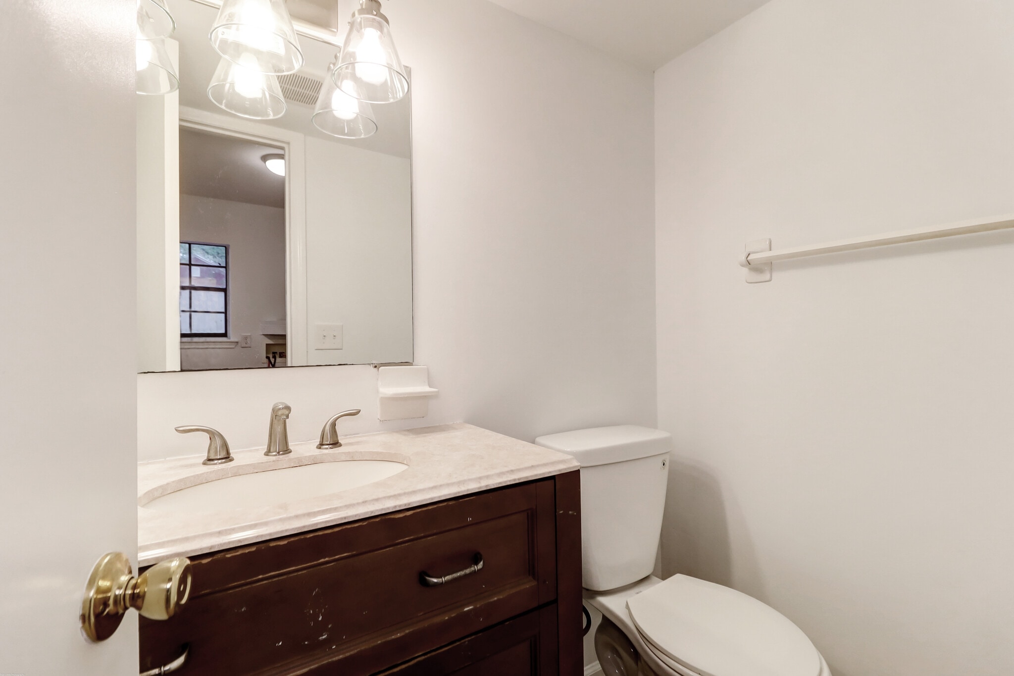 Building Photo - 1618 Poinsettia Rd