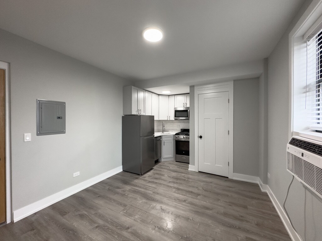 Building Photo - 510 W Belmont Ave