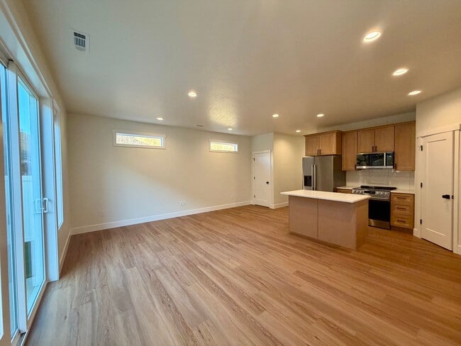 Building Photo - Gorgeous, Brand New 3 bed, 2.5 ba- Southridge Location!