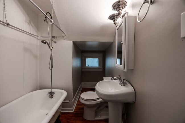 Building Photo - Downtown home walking distance to Mercer L...