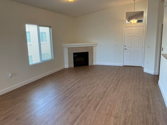 Building Photo - 2 bedroom 2 bathroom Condo