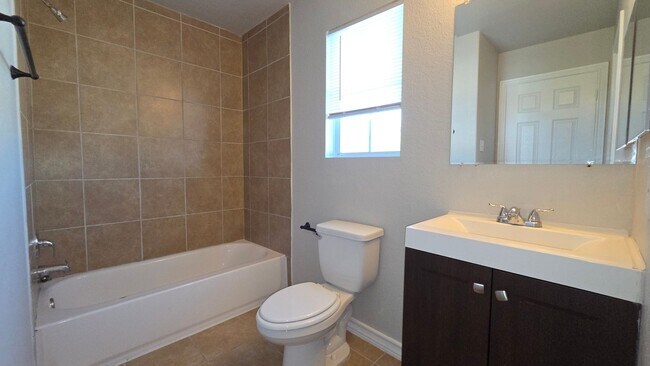 Building Photo - Retreat at Retama Park Townhome