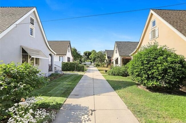 Building Photo - 2101 W Huntington Dr